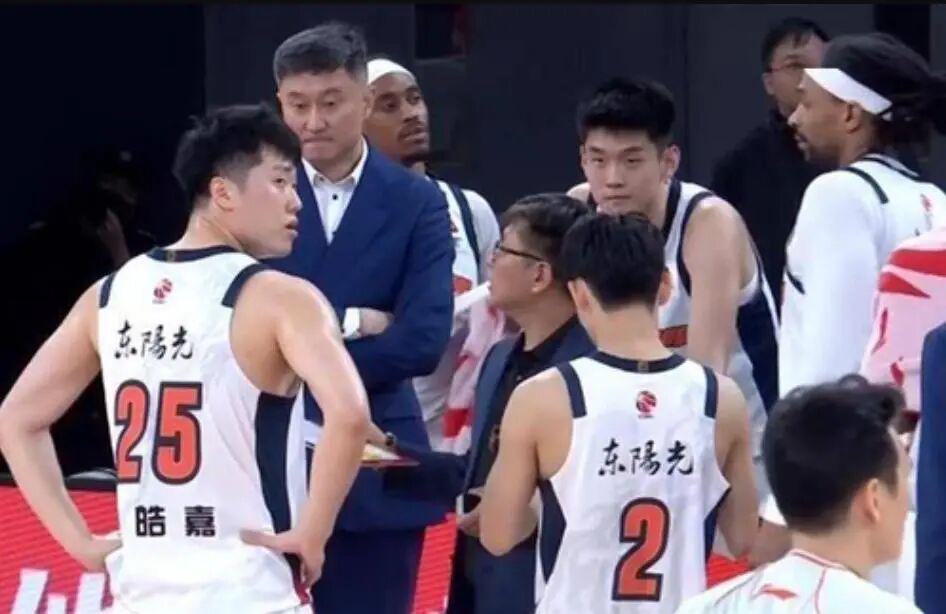 火箭两年合同签下签湖人后场大闸，他们并没有使用全额中产特例？