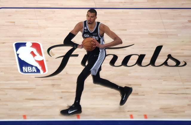 NBA球员齐聚青训营：朗多传授球商，欧文膝伤后首秀状态良好