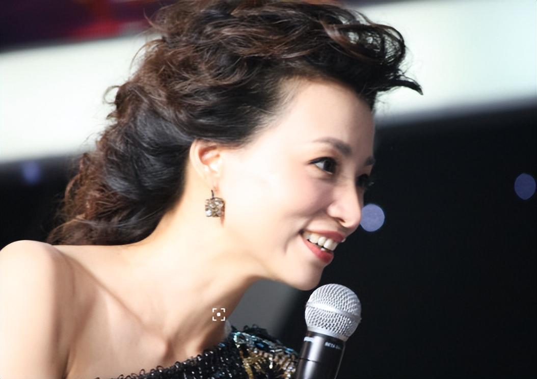饿了？拉门斯被拍到在比利时替补席啃苹果