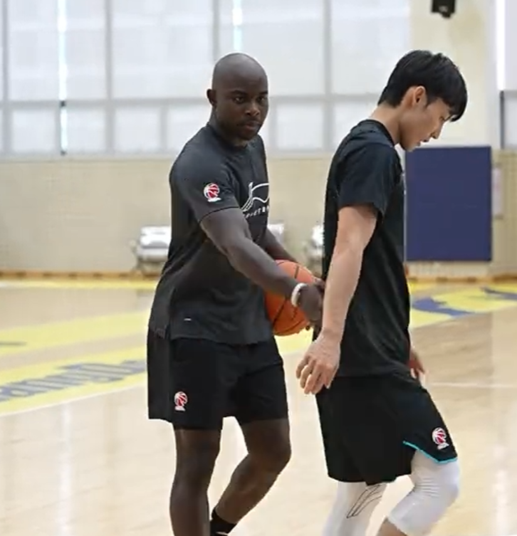 裁判评议：新鹏城vs浙江9打11恢复比赛合规，但比赛管理和程序处理存在不足